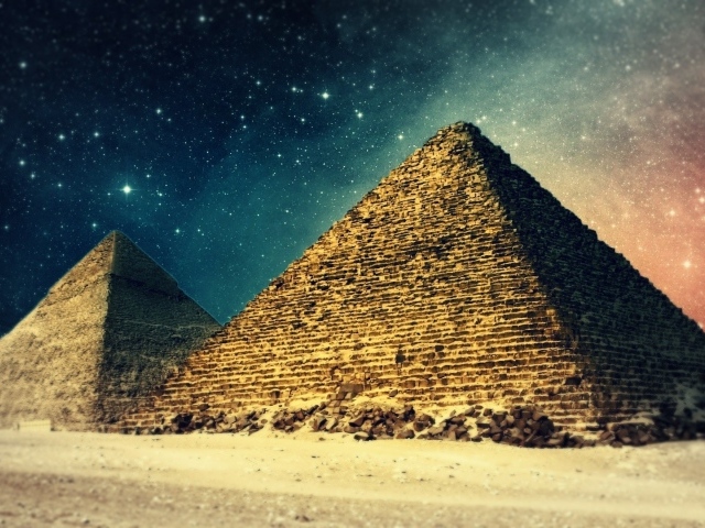 Египетские пирамиды ночью