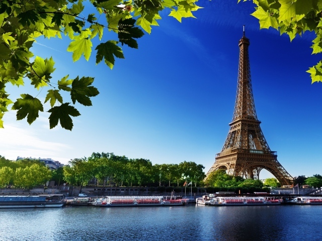 Эйфелева башня и река