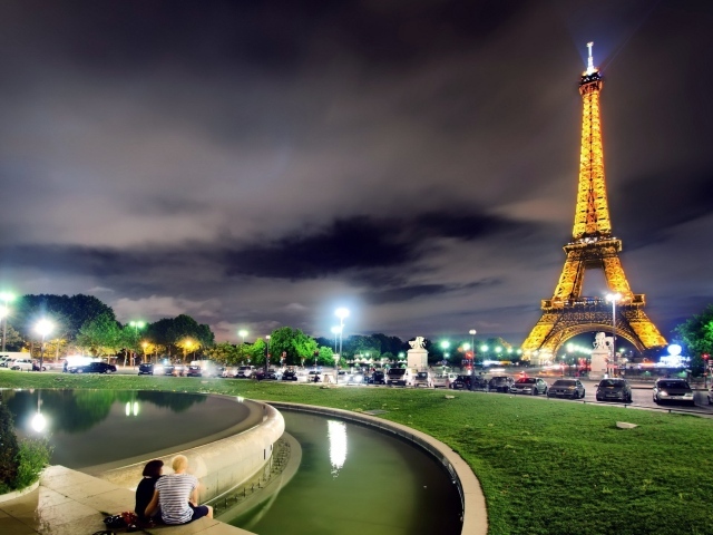 Эйфелева башня в вечернем Париже