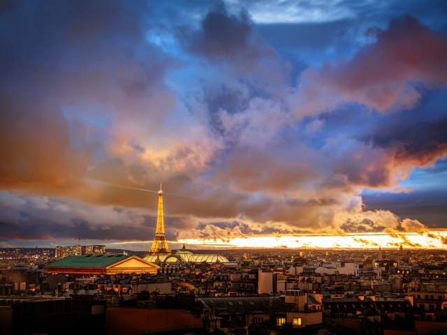 Эйфелева башня над Парижем