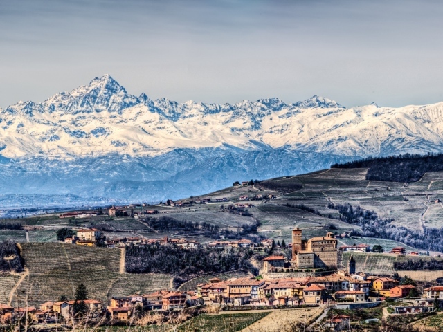 	 Италия Пьемонт у подножия гор