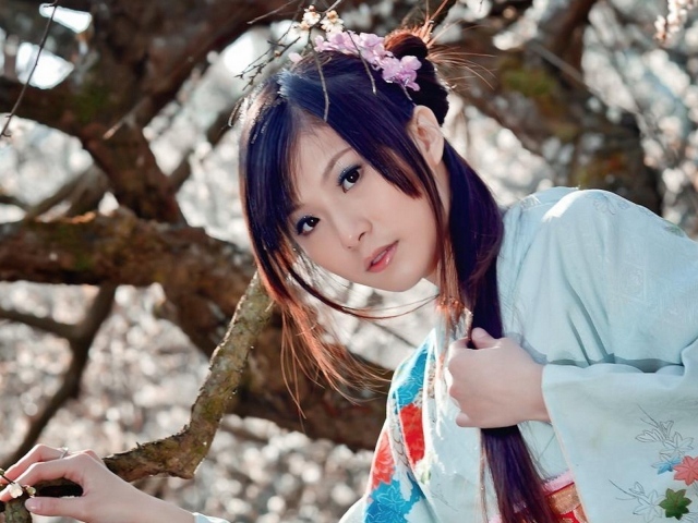 Японская девушка в кимоно