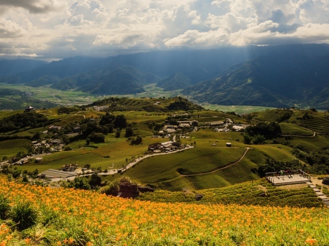 Холмистый зеленый пейзаж Тайваня