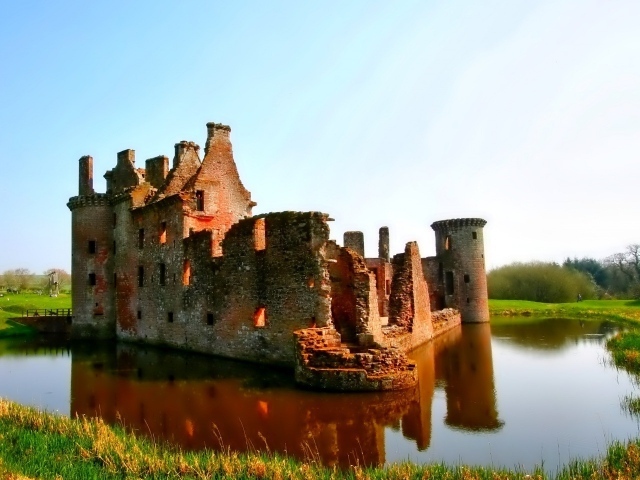 Развалины окруженные водой