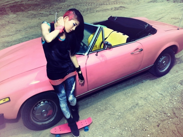 Девушка и розовая машина, swag