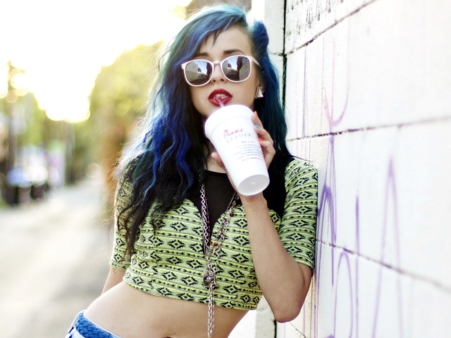 Девушка с напитком, swag