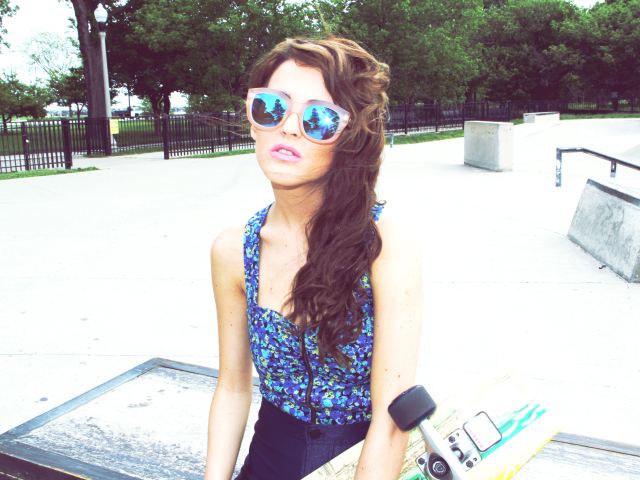 Девушка в очках и со скейтом, swag