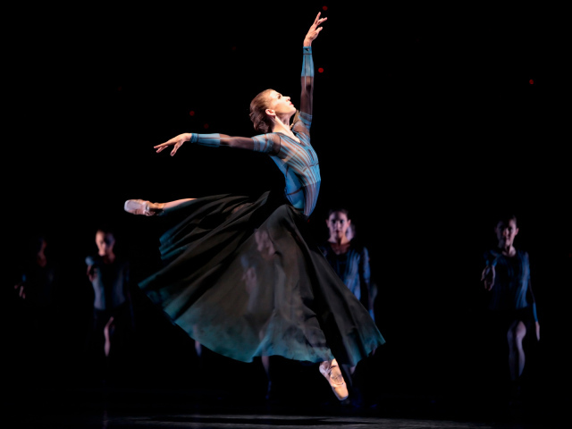 Балерина выступает в театре