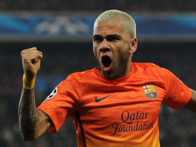 Барселона Даниэл Алвес в оранжевой футболке