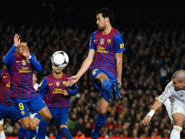 Барселона Серхио Бускетс на поле