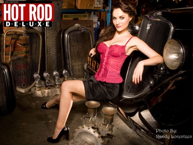 Красивая девушка возле ретро авто