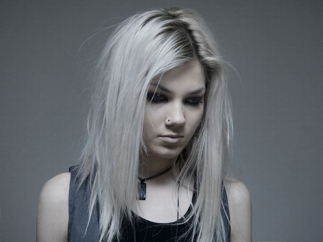 Девушка блондинка с пирсингом в носу