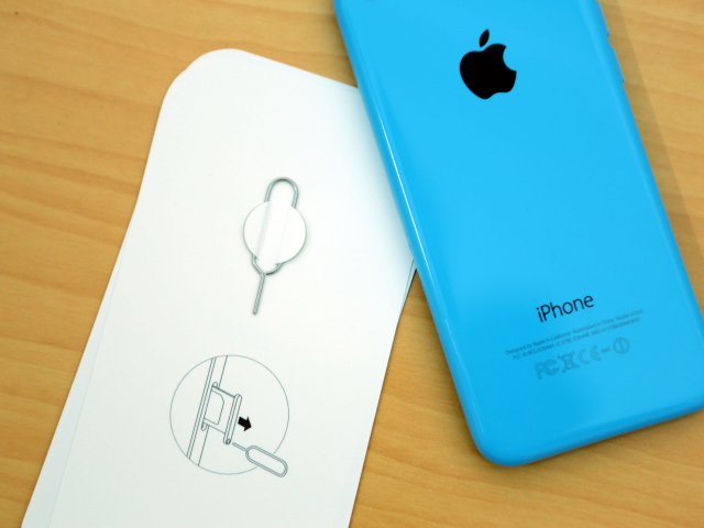 Голубой Iphone 5C и скрепка