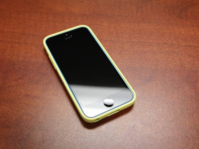 Голубой Iphone 5C в жёлтом фирменном чехле от Apple