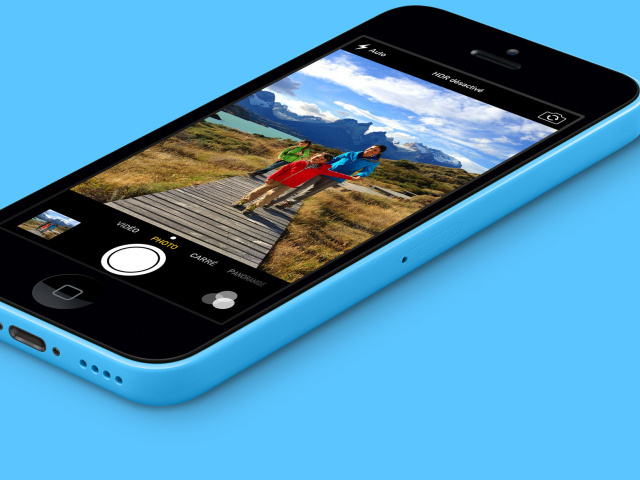 Голубой Iphone 5C на голубом фоне