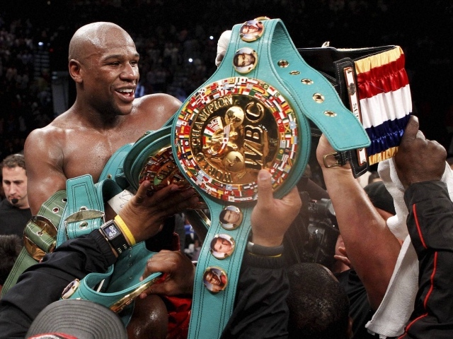 Боксер Флойд Мэйуэзер-младший и его призы