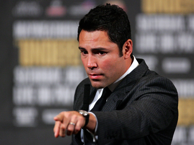 Боксер Оскар Дела Хойя в черном костюме