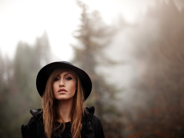 Девушка шатенка с пирсингом в носу и губе