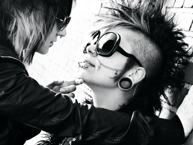 Девушки брюнетки с пирсингом в носу и губе