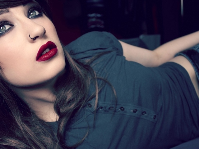 Девушка брюнетка с пирсингом в носу и бордовой помадой