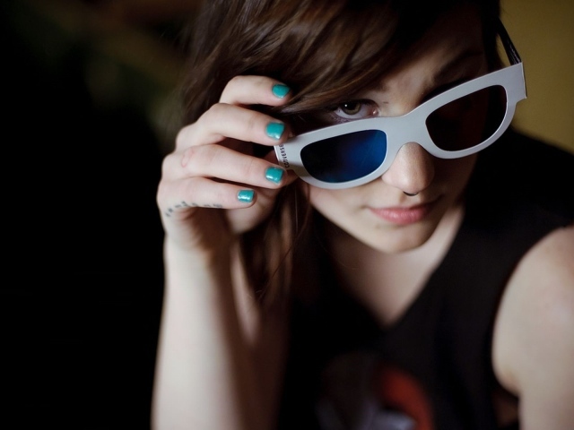 Девушка брюнетка в очках и с пирсингом в носу