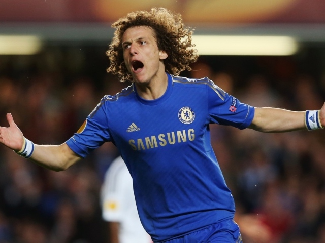 Челси Давид Луис на поле