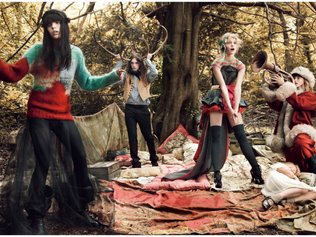 Креативная фотография людей в лесу