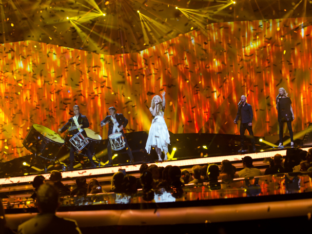Падающие конфетти на сцене Евровидения
