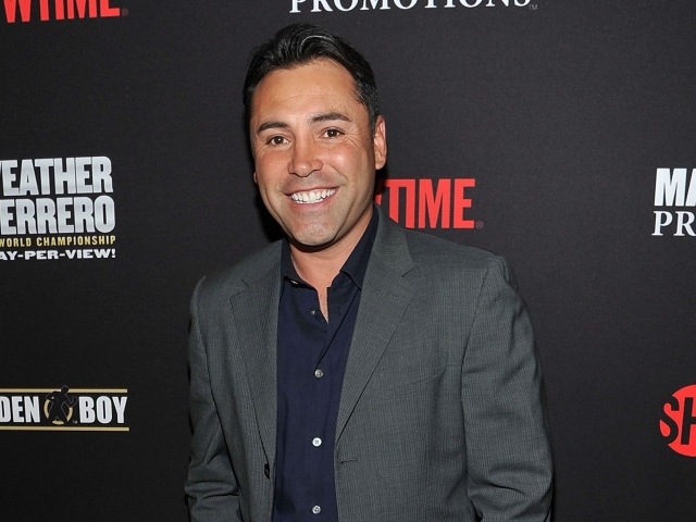 Известный боксер Оскар Дела Хойя улыбается