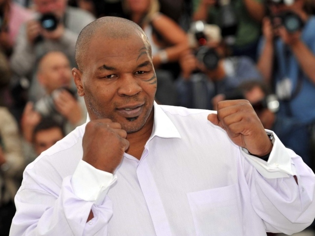 Известный Майк Тайсон в белой рубашке