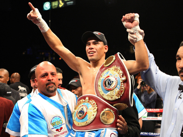 Известный боксер Феликс Тринидад и его пояса