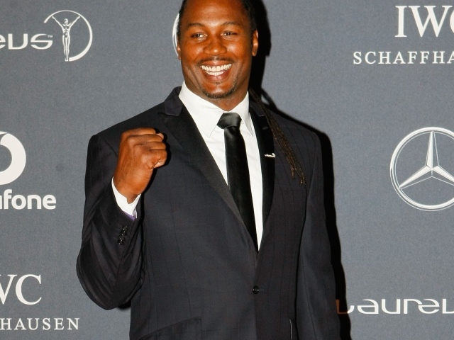 Известный боксер Леннокс Льюис в черном костюме