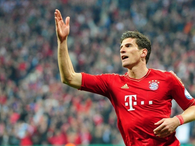 Фиорентина Марио Гомес благодарит болельщиков