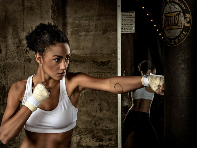 Девушка и груша для битья