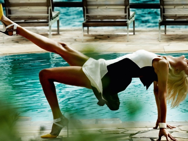 Девушка на каблуках у бассейна