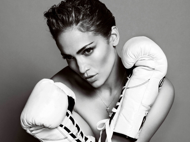Девушка в белых боксерских перчатках