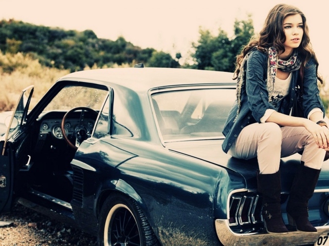 Девушка на классическом американском авто