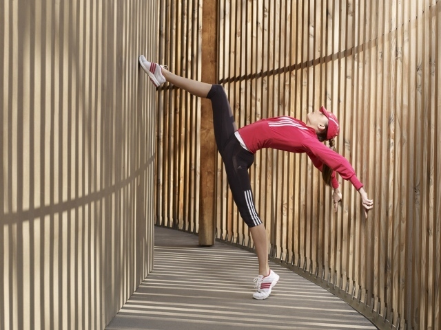 Девушка разминается