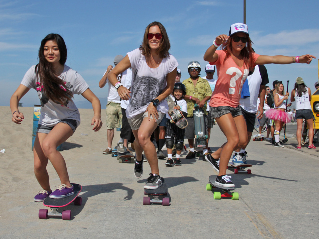 Девушки со скейтами