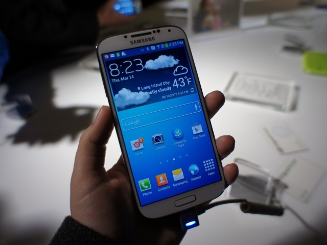 Серый Samsung Galaxy S4 в руке