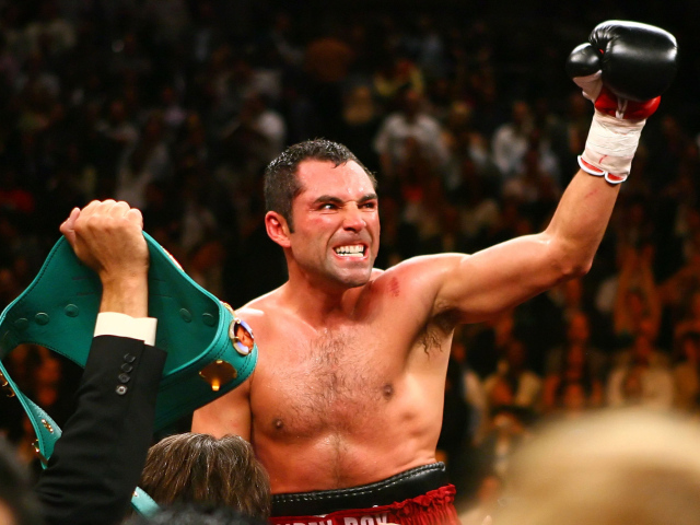 Легендарный боксер Оскар Дела Хойя выиграл бой