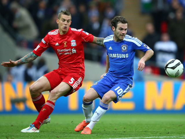 Ливерпуль Даниэль Аггер борется за мяч