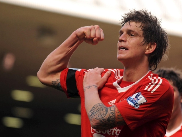 Ливерпуль Даниэль Аггер показывает свои мускулы