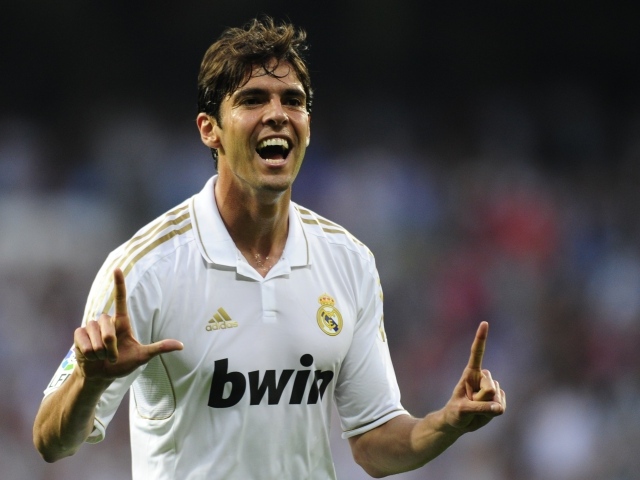  Милан Кака в белой футболке