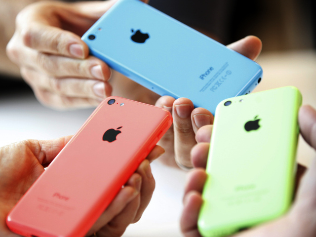 Новые Iphone 5C в руках