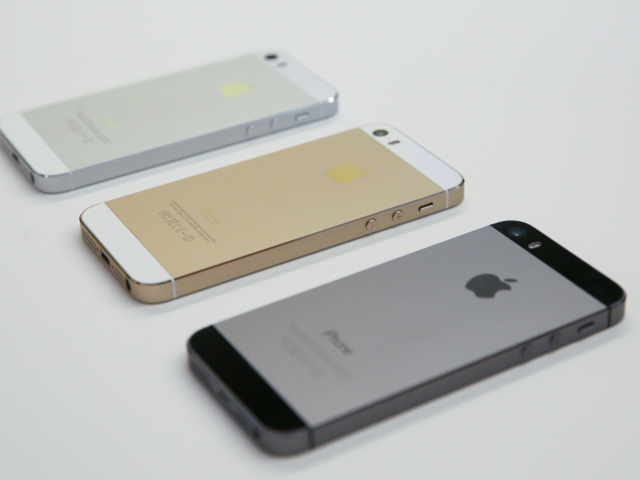 Новые Iphone 5S на белом столе