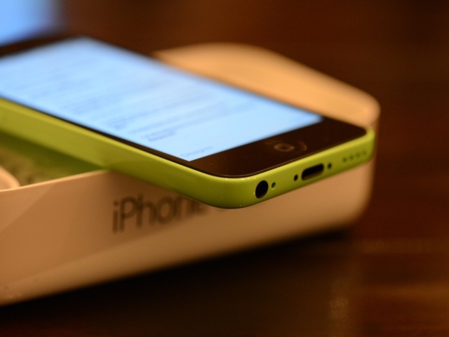 Новый зелёный Iphone 5C крупным планом