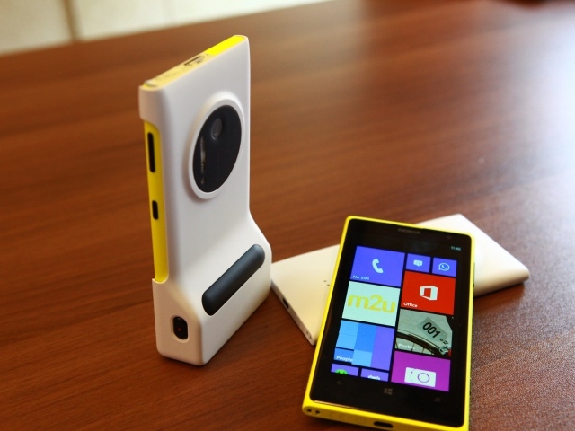 Nokia Lumia 1020 и панель-насадка Nokia Camera Grip