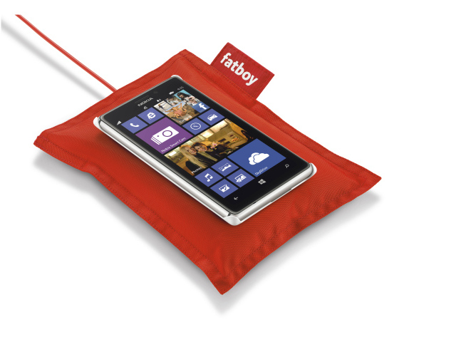 Nokia Lumia 925 и Nokia fatboy, беспроводная подзарядка
