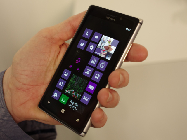 Nokia Lumia 925 в руке